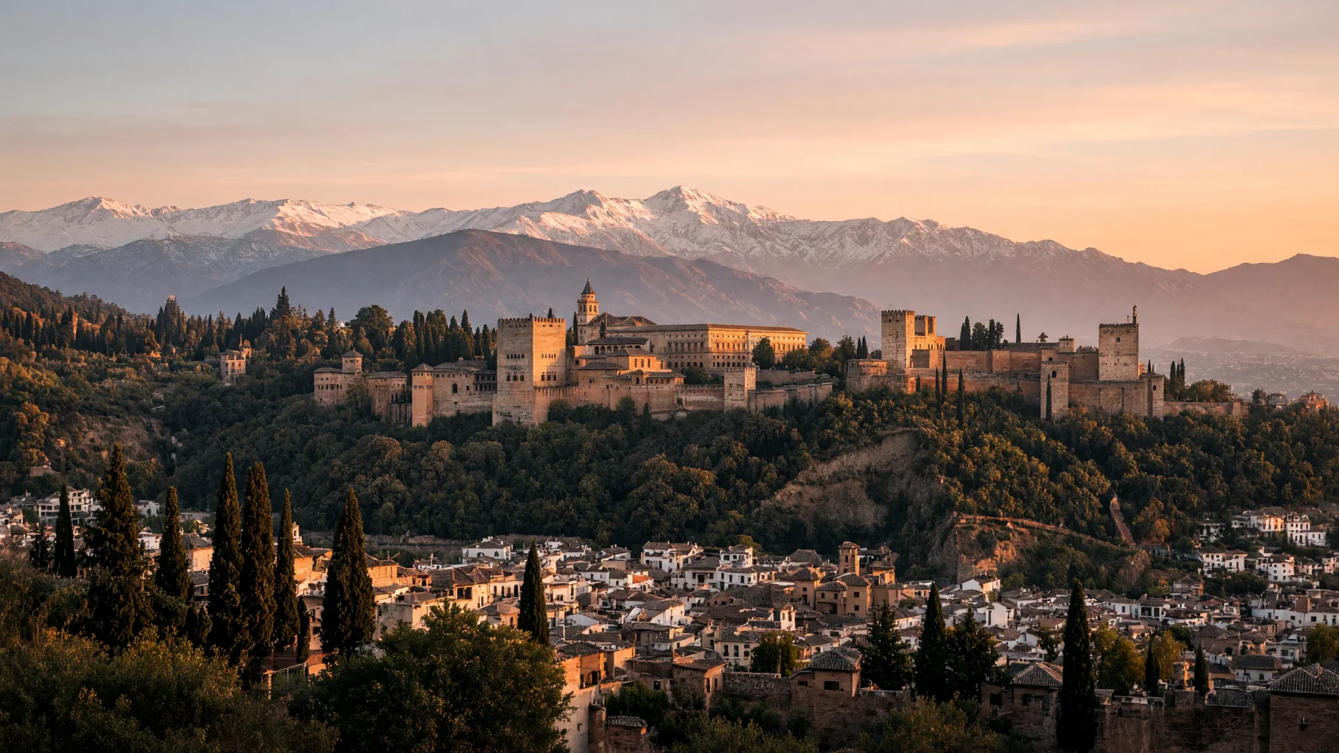 Het Alhambra in Granada met de Sierra Nevada op de achtergrond
