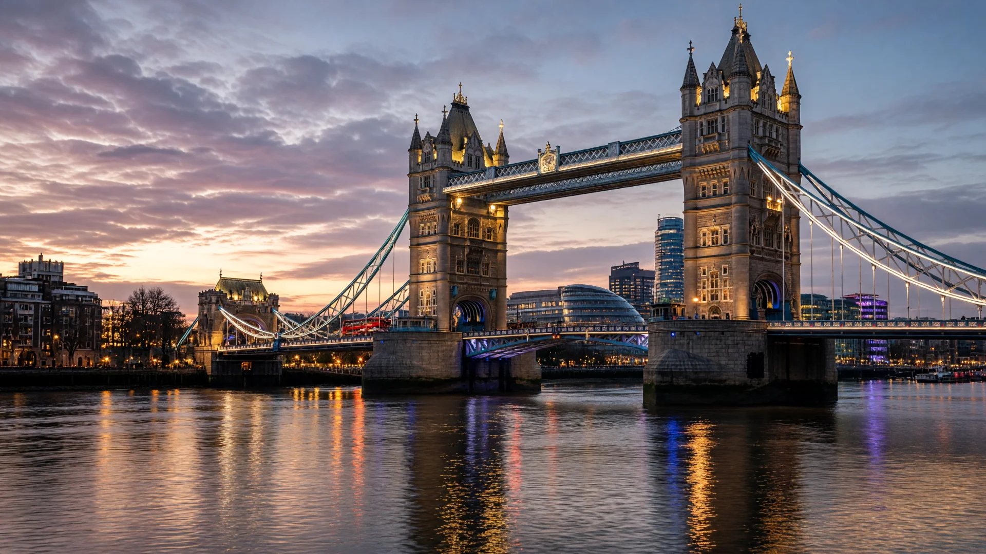 Tower Bridge in Londen bij avond