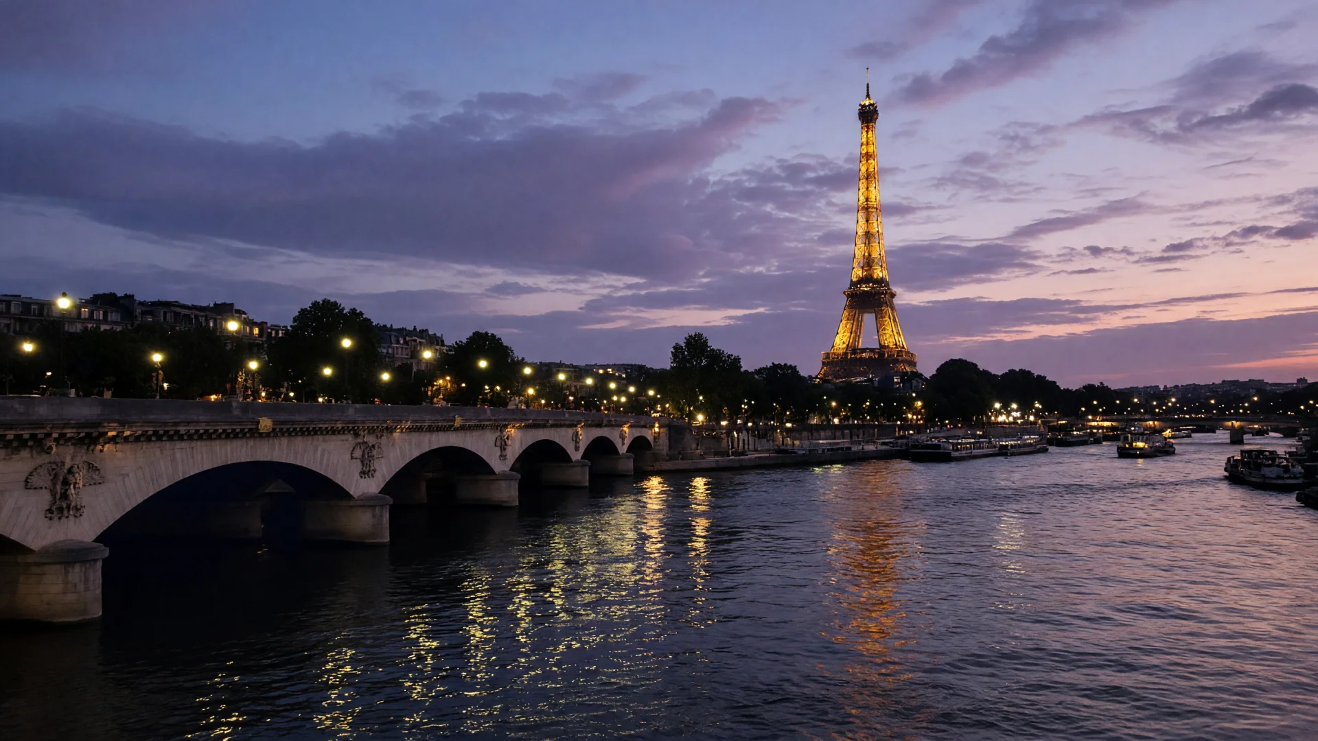 Parijs, de Seine en de Eiffeltoren bij avond