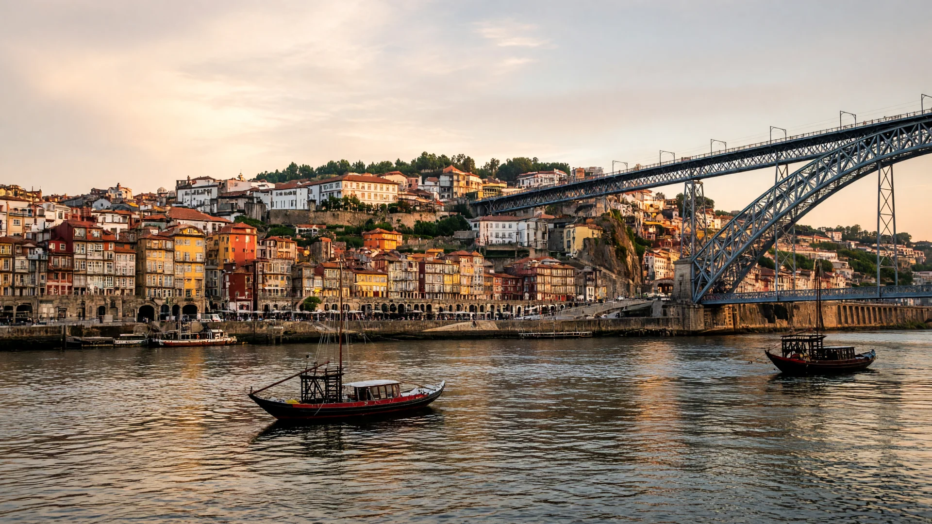 Kleurrijke huizen aan de Douro en de ijzeren brug in Porto