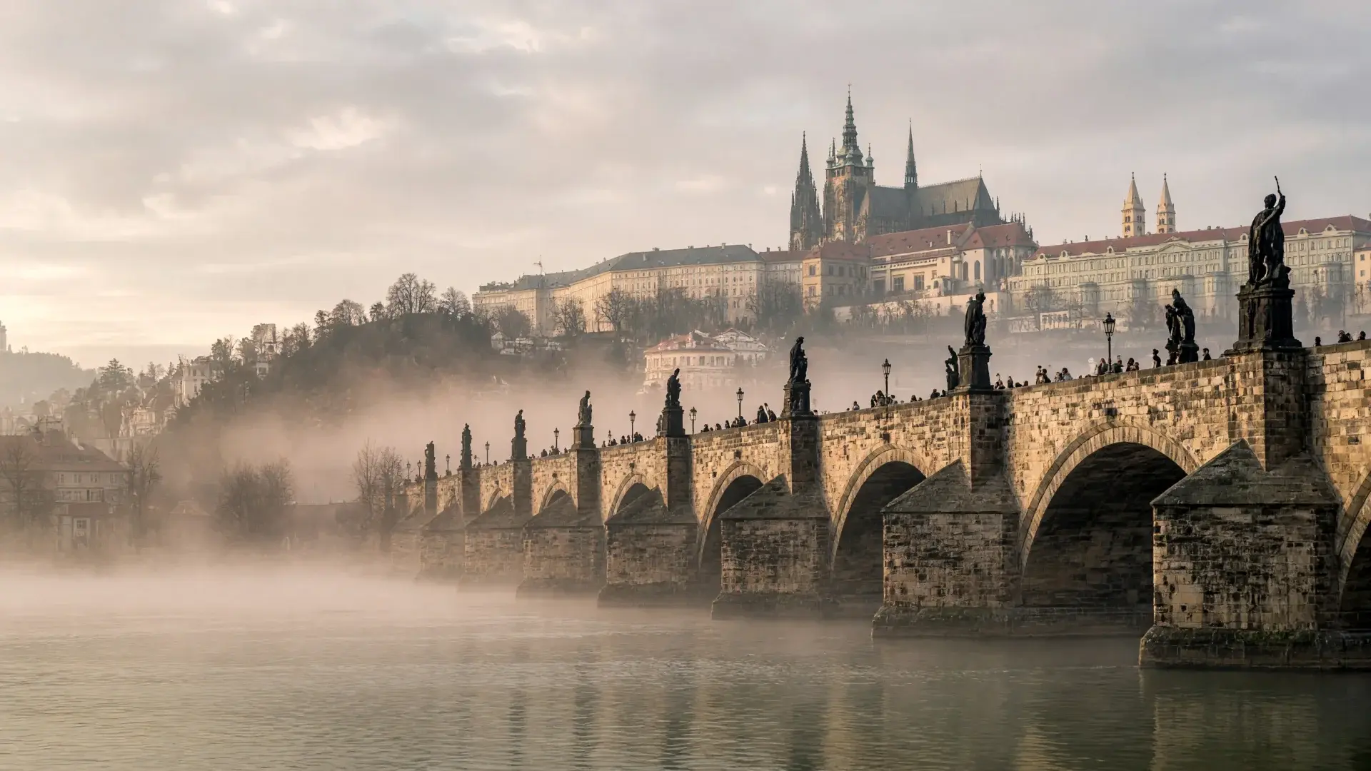 De Karelsbrug en de burcht van Praag in de ochtendmist