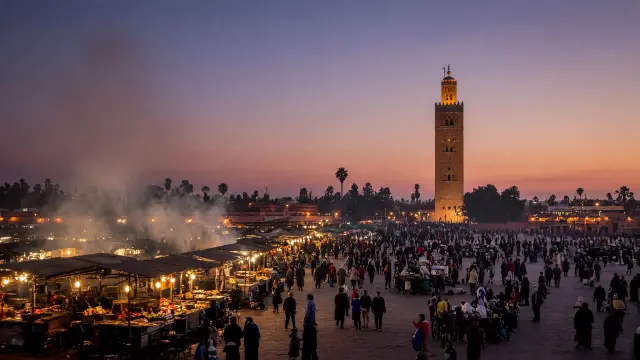 Het plein Jemaa el-Fnaa in Marrakech bij valavond met eetkraampjes