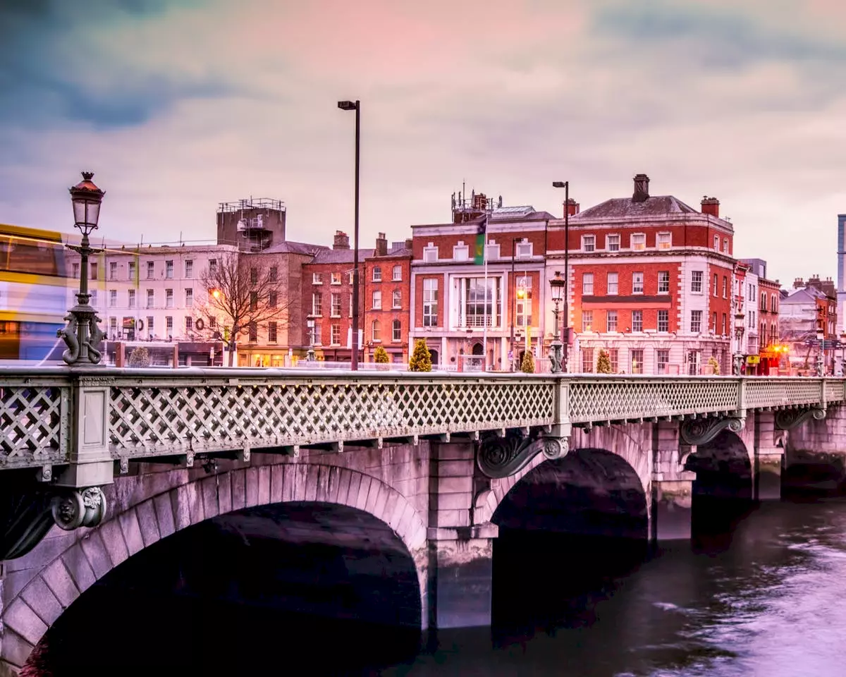 Dublin, de hoofdstad van Ierland is perfect voor wie van folk en de Ierse gastvrijheid houdt. En vergeet bovendien de vele Irish pubs niet met hun lekker biier.