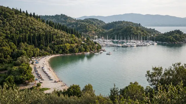 Beschutte baai van Gouvia op Corfu met een jachthaven en een strand met ligbedden