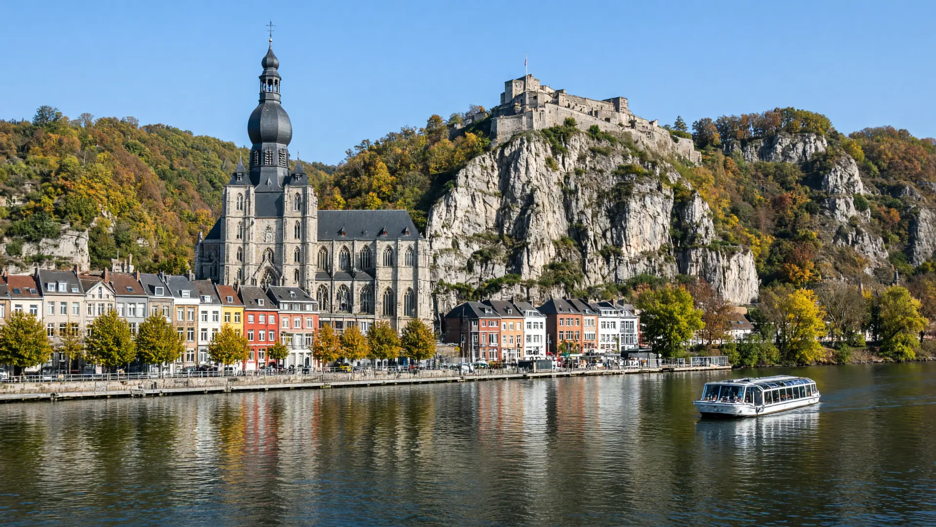 Kerk en citadel van Dinant aan de Maas