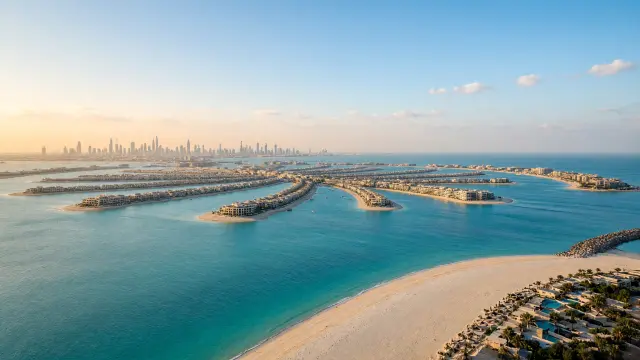 De Palm Jumeirah met resorthotels en een strand aan de Golf