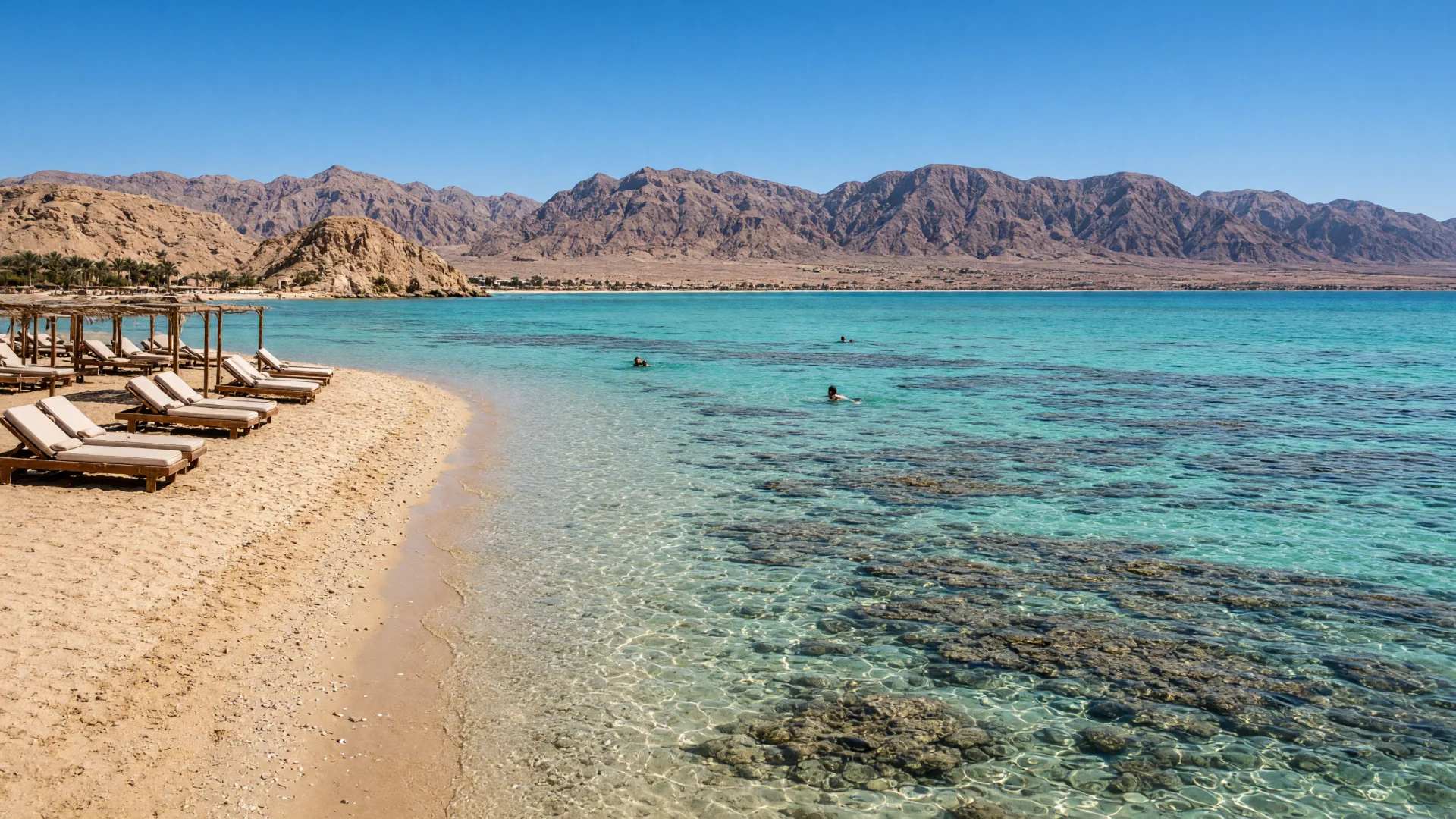 Baai met helder water boven een koraalrif en woestijnbergen in Sharm el Sheikh