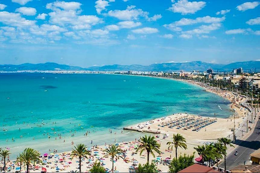 last minute mallorca - el arenal is de plek waar al decennia Belgische jongeren hun vakantie komen vieren. Je vindt er een bruisend nachtleven waar je kan feesten tot de zon weer opkomt.