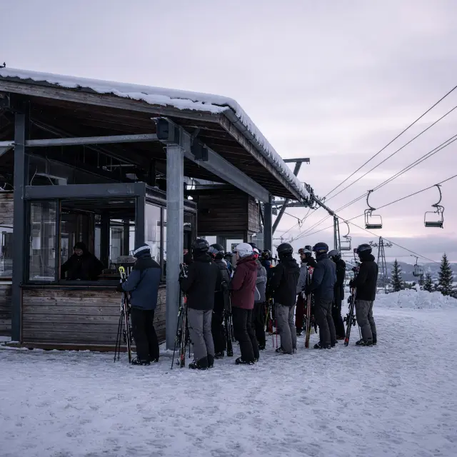 Skiërs dalen af over brede, besneeuwde pistes op de Streuböden bij Fieberbrunn met bergen op de achtergrond