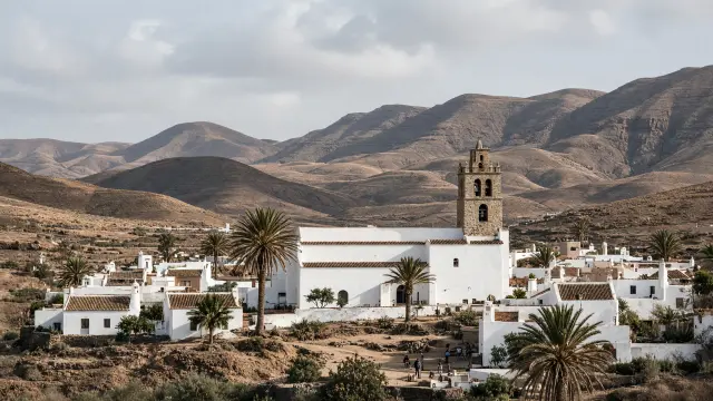 Witte kerk en huizen van Betancuria in een droge vallei op Fuerteventura