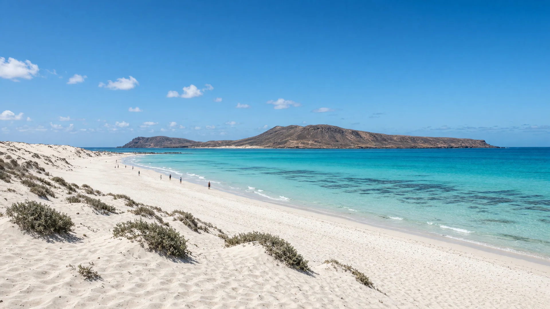 Strand bij de duinen van Corralejo met het eilandje Lobos aan de horizon