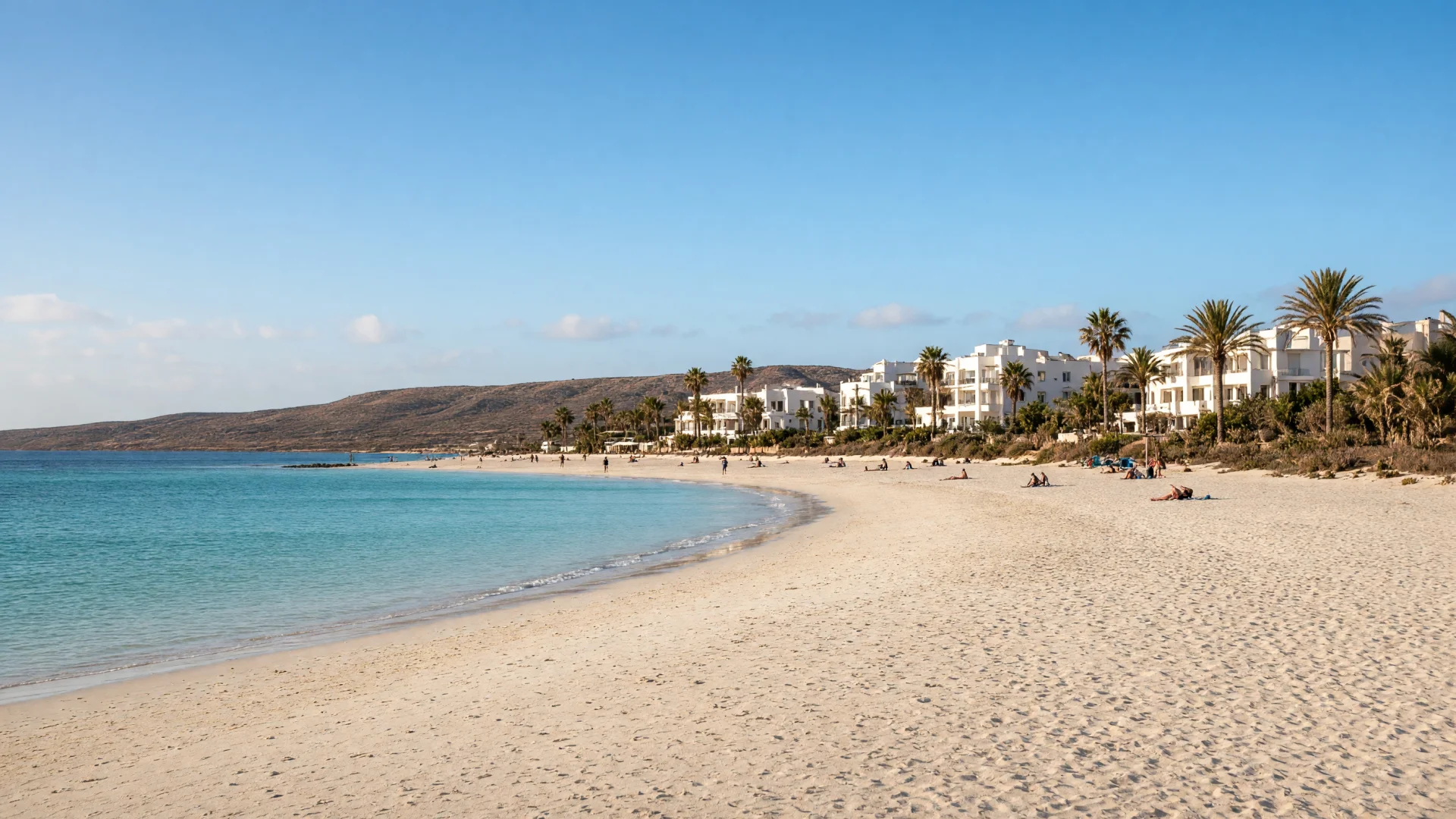 Breed licht zandstrand met turquoise water in Costa Calma