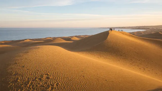 Golvende zandduinen van Maspalomas met de zee op de achtergrond