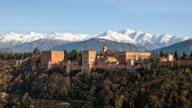 Het Alhambra in Granada met de Sierra Nevada op de achtergrond