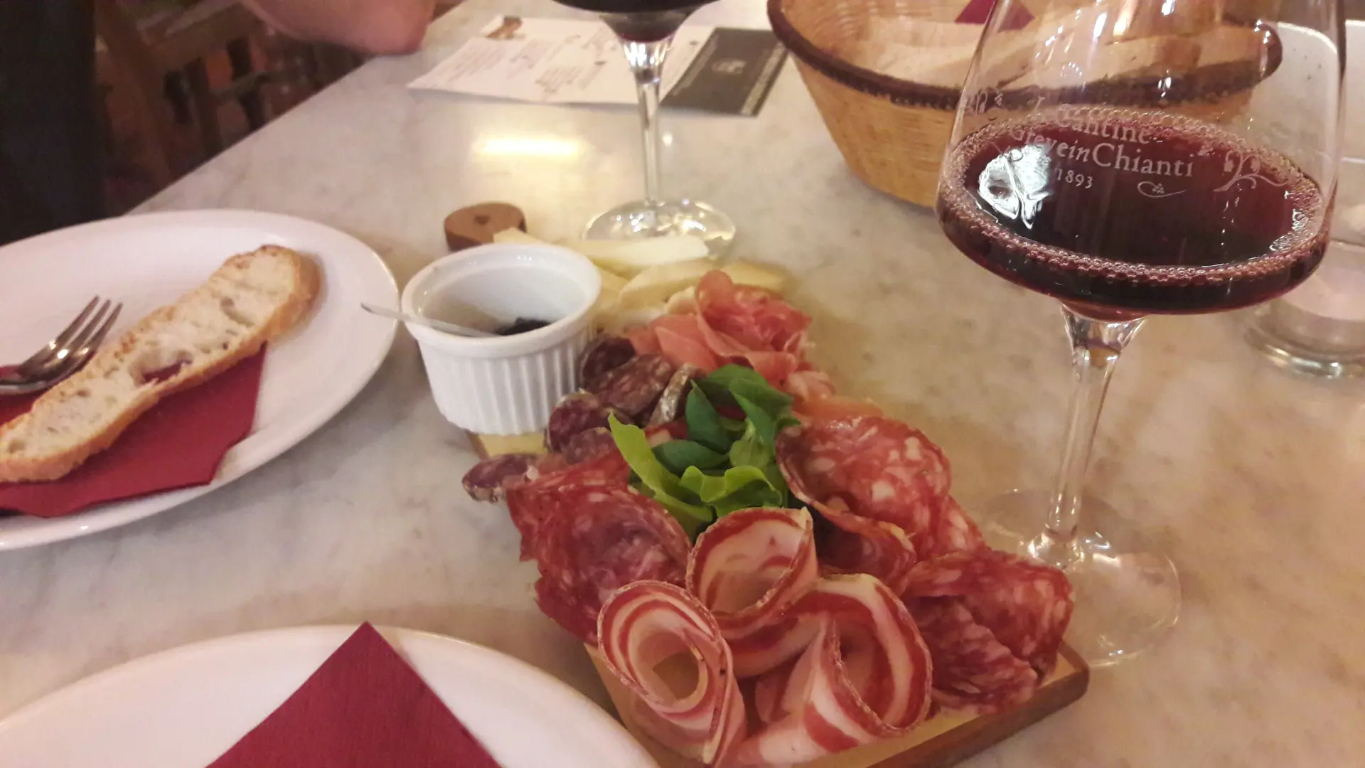 Glas Chianti met een plankje salumi bij Enoteca Falorni in Greve in Chianti