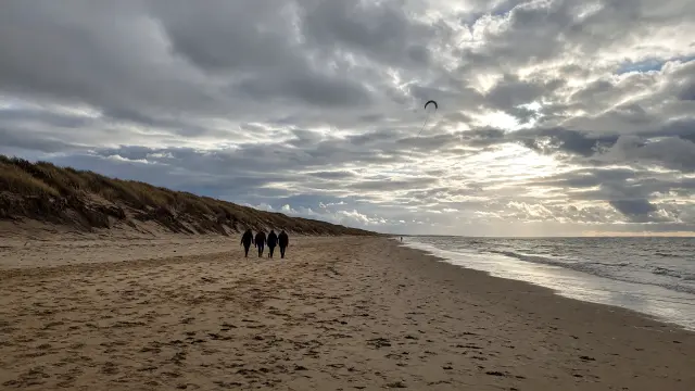 Strandwandeling aan de Belgische kust in de herfst