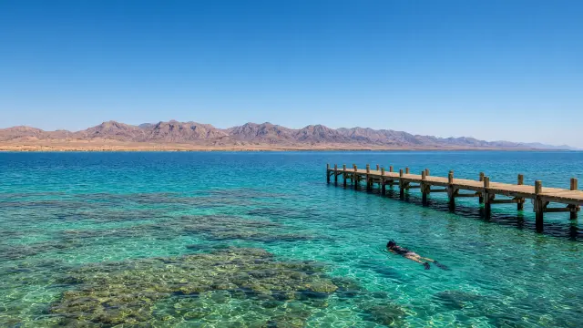 Snorkelaar in het heldere water van de Rode Zee bij Hurghada
