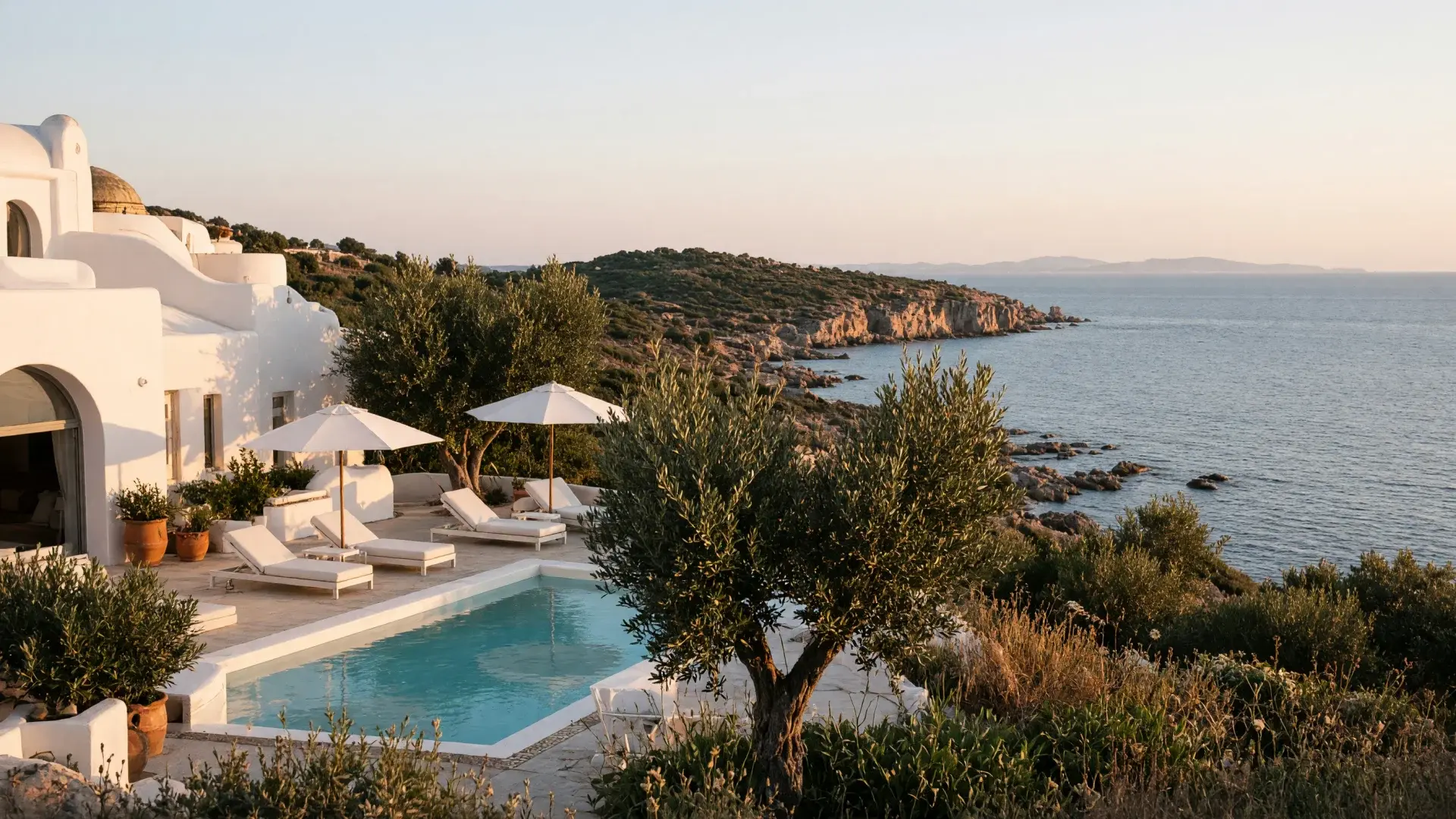 wit boutiquehotel met zwembad tussen olijfbomen op Ibiza