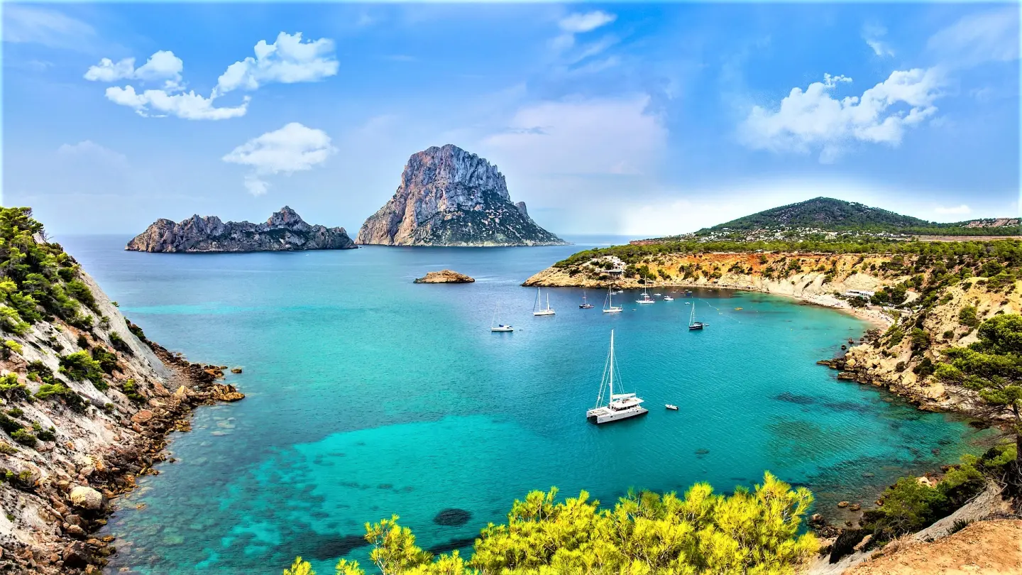 Een prachtig strand in Ibiza met helderblauw water