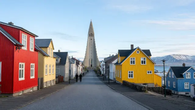 Kleurrijke huizen in Reykjavik met de toren van de Hallgrímskirkja