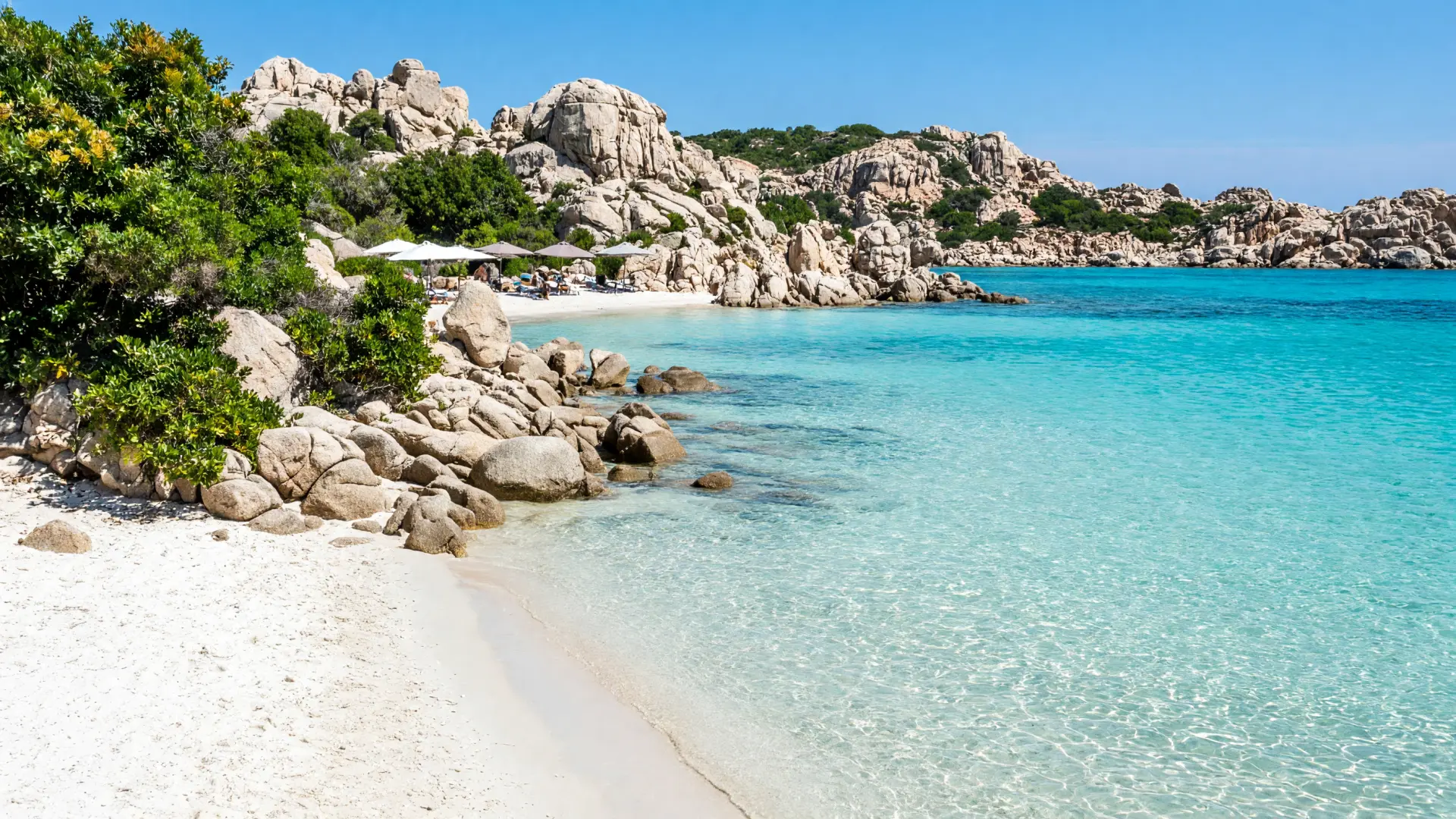 Wit zandstrand met turquoise water en granietrotsen op Sardinië