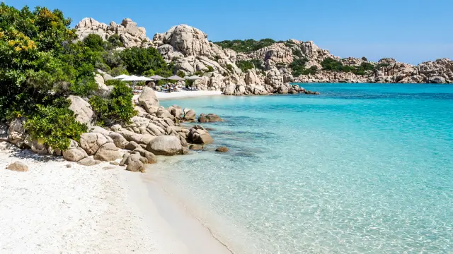 Wit zandstrand met turquoise water op Sardinië