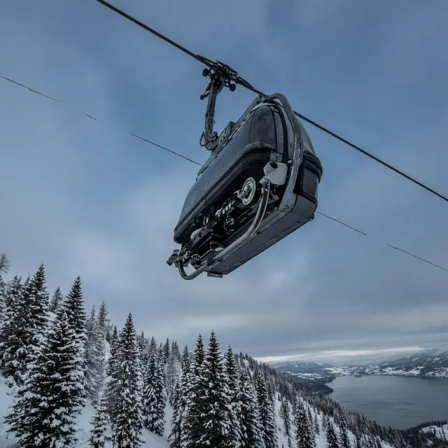 Uitzicht over het meer van Zell am See met besneeuwde bergen en de Schmittenhöhe in de verte bij Kaprun