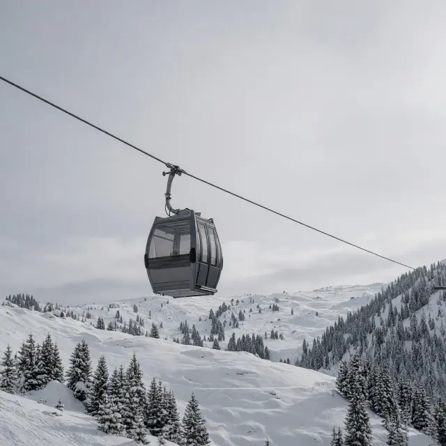 Skiërs op een zonnige piste in Val Gardena met de grillige Sellagroep in de achtergrond