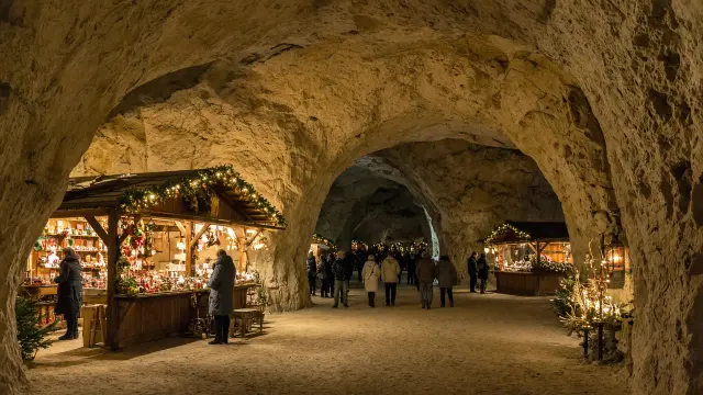 Ondergrondse kerstmarkt in een mergelgrot in Valkenburg