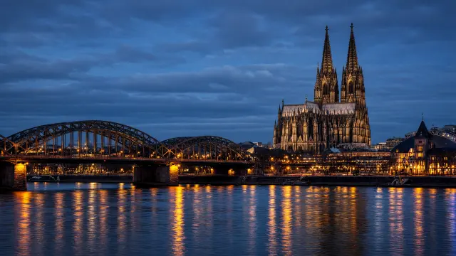 De Dom van Keulen en de Hohenzollernbrug bij avond