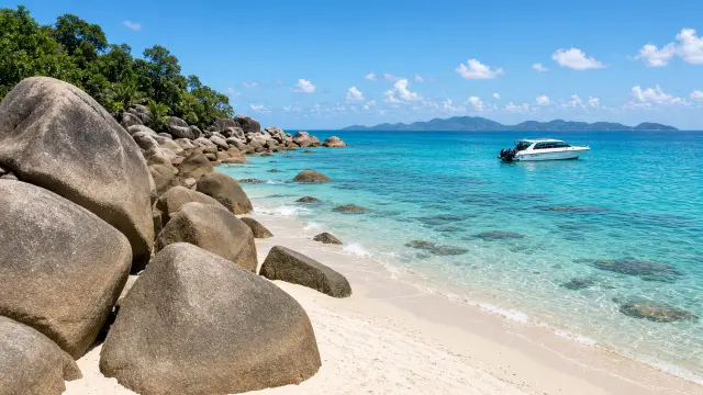 Grote granieten rotsblokken op een wit strand van de Similan-eilanden