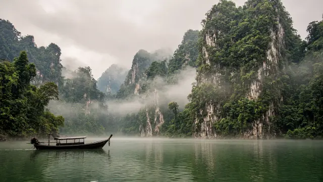 Met jungle begroeide kalksteenrotsen in het Cheow Lan-meer in Khao Sok