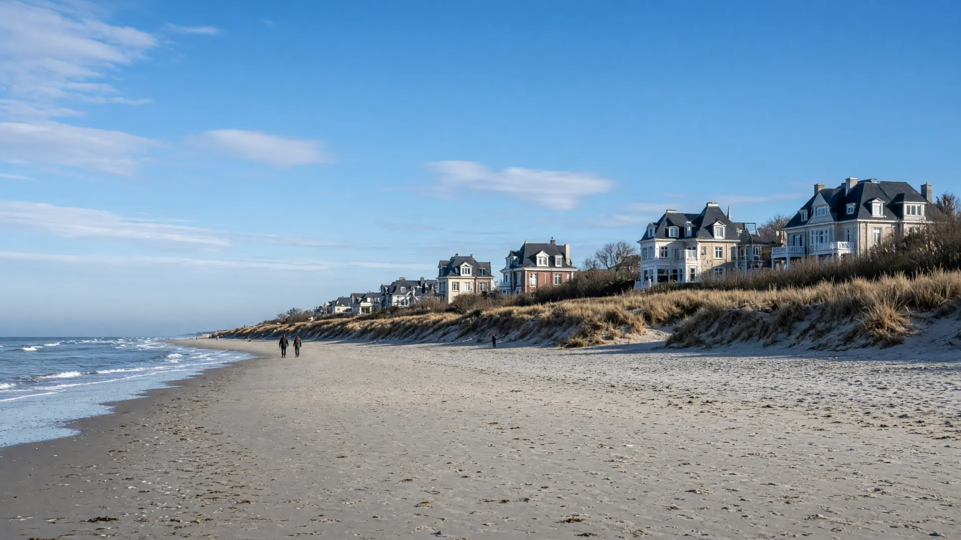 Villa's achter de duinen aan een rustig strand