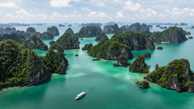 Groene kalksteeneilanden in turkoois water in het marinepark Ang Thong