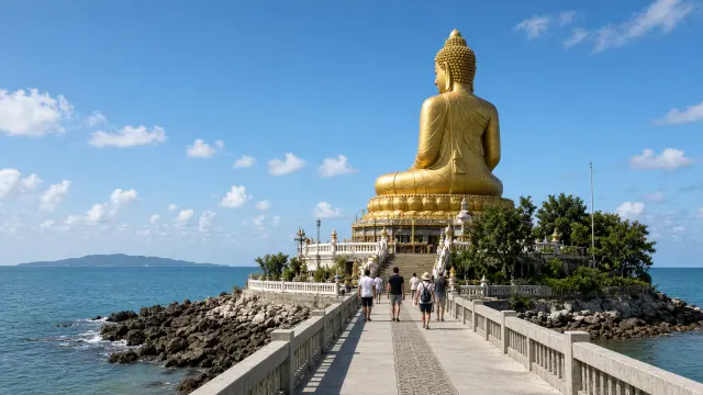 Het gouden Big Buddha-beeld van Wat Phra Yai op een eilandje bij Koh Samui