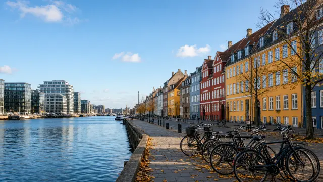 De kleurrijke gevels en fietsen aan het water van Kopenhagen