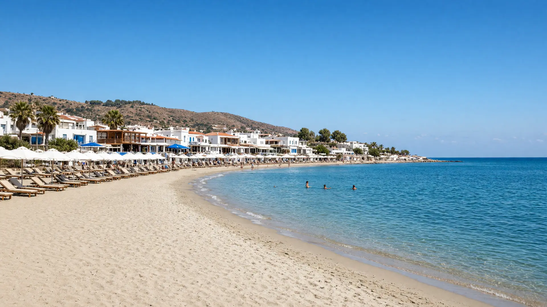 Zandstrand met ligbedden en tavernes in Kardamena op Kos