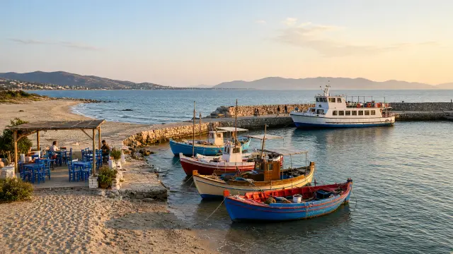 Vissersboten en een kleine veerboot in het haventje van Mastichari op Kos