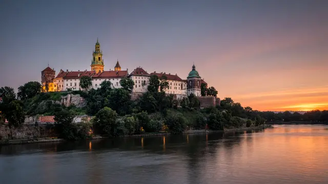 De Wawel met het koninklijk kasteel aan de Wisła in Krakau bij zonsondergang