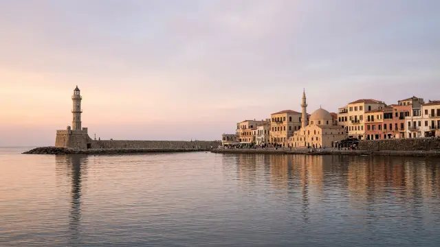 Oude Venetiaanse haven van Chania met vuurtoren en pastelkleurige huizen