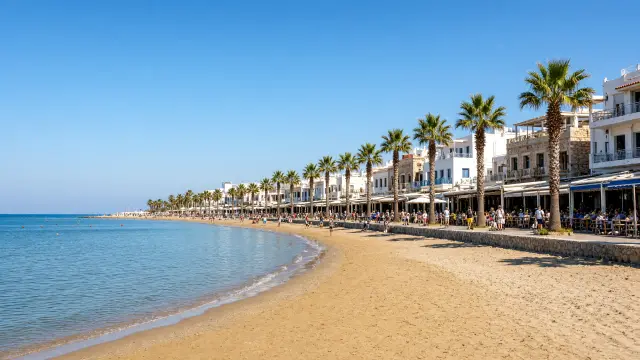 Strand en boulevard van Chersonissos op Kreta met tavernes aan het water