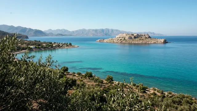 Baai van Elounda met zicht op het eilandje Spinalonga