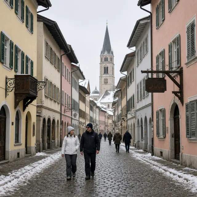 Gekleurde gevels en arcaden in de historische hoofdstraat van Bruneck met bergen op de achtergrond