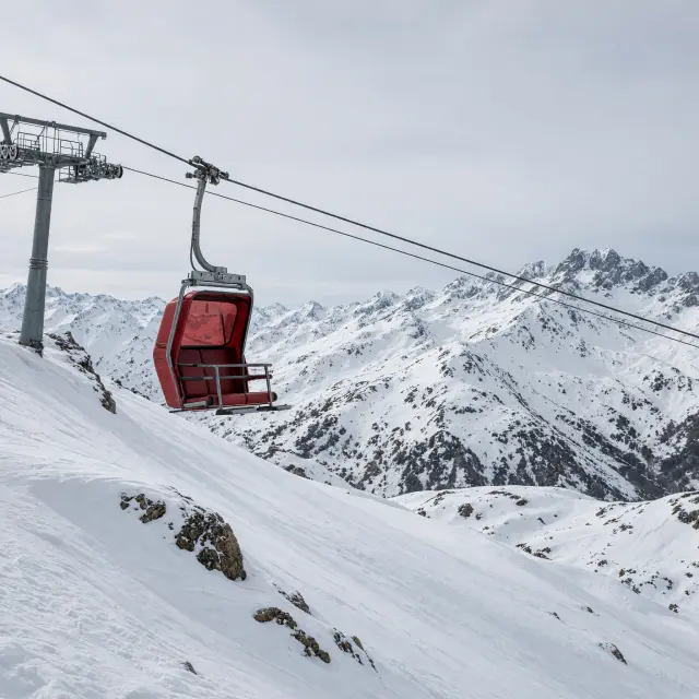 Skiërs op de grensovergang tussen La Rosière en La Thuile in het Espace San Bernardo skigebied met bergpanorama