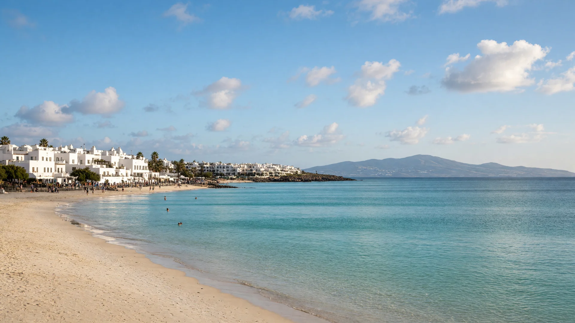 Strand en witte gebouwen in Playa Blanca met zicht op Fuerteventura
