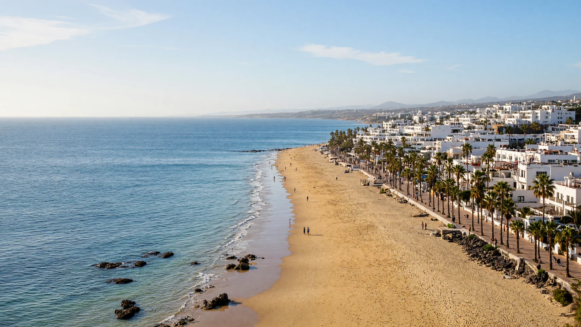 Zandstrand en boulevard met palmbomen in Puerto del Carmen
