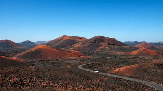 Rode en zwarte vulkaankegels en lavavelden in nationaal park Timanfaya