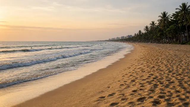 Lang zandstrand met golven aan de zuidwestkust van Bali
