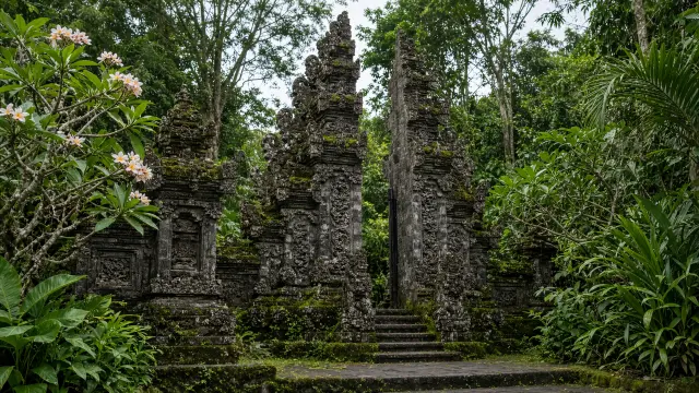 Balinese tempelpoort met mos en tropisch groen bij Ubud
