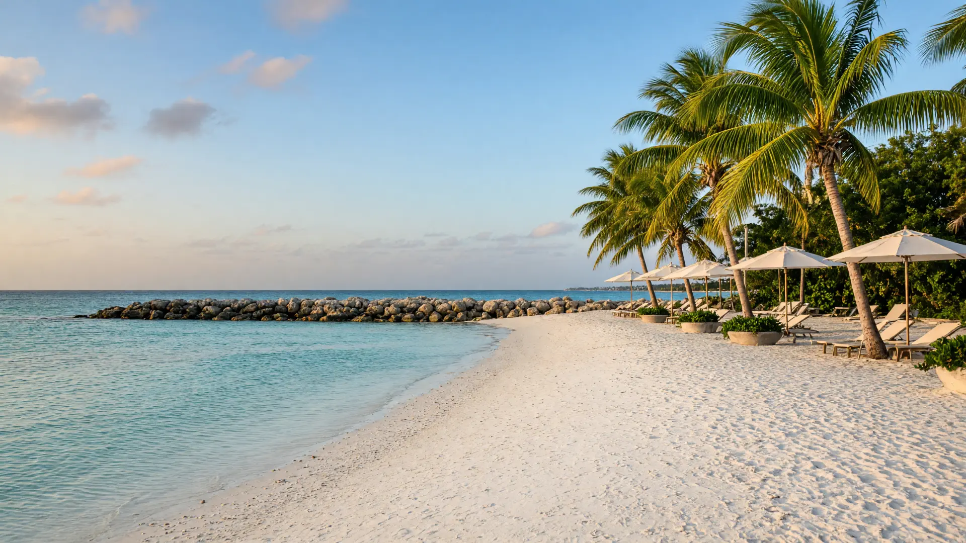 Wit zandstrand met palmbomen aan Mambo Beach